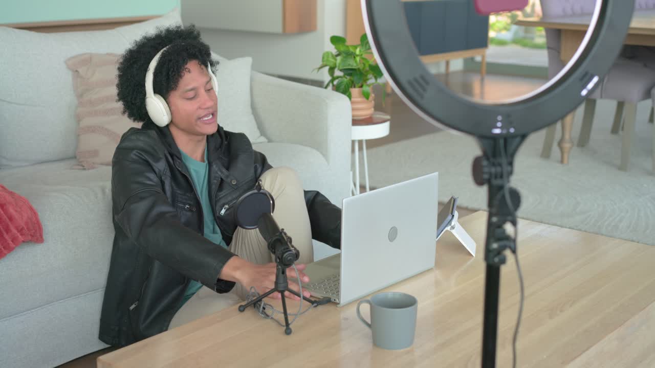 Intro audio: uomo afroamericano a casa che digita su un laptop e parla al microfono per la registrazione