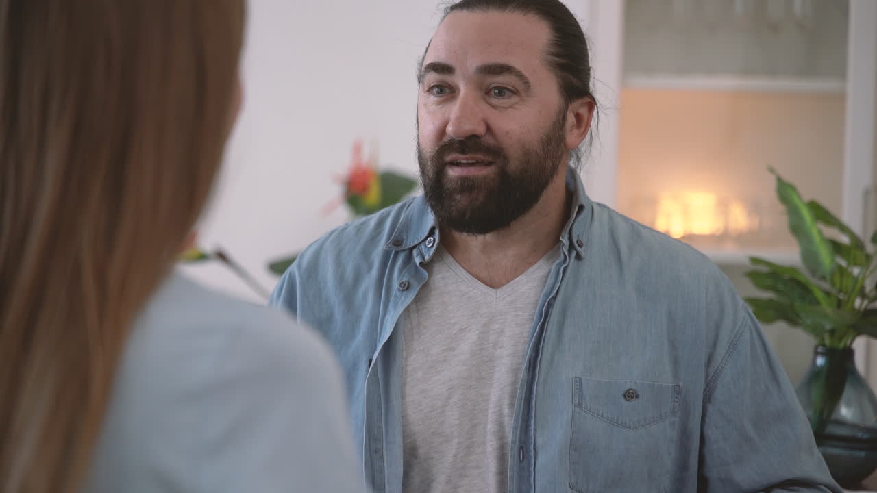 hombre barbudo comienza y discute con una mujer 3