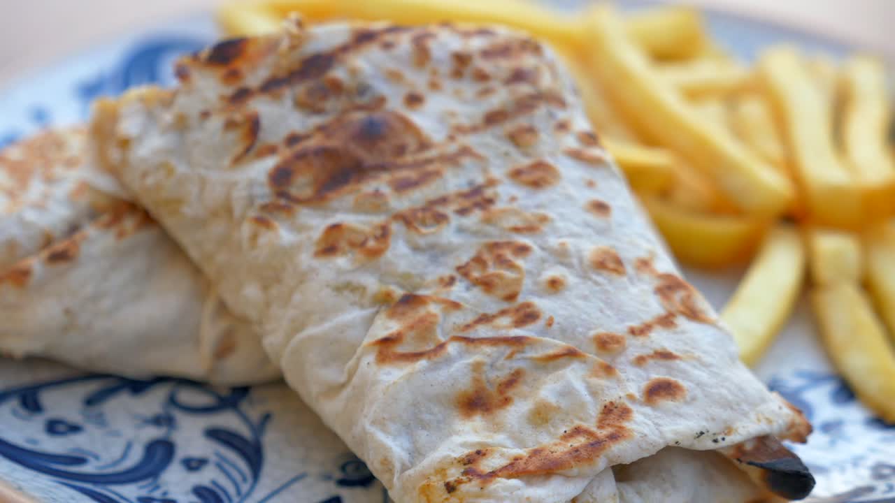 un delicioso burrito con papas fritas