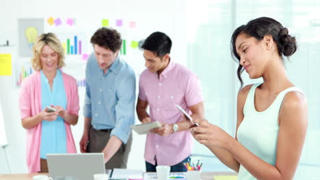 Mujer-De-Negocios-Sonriente-Usando-Una-Tableta