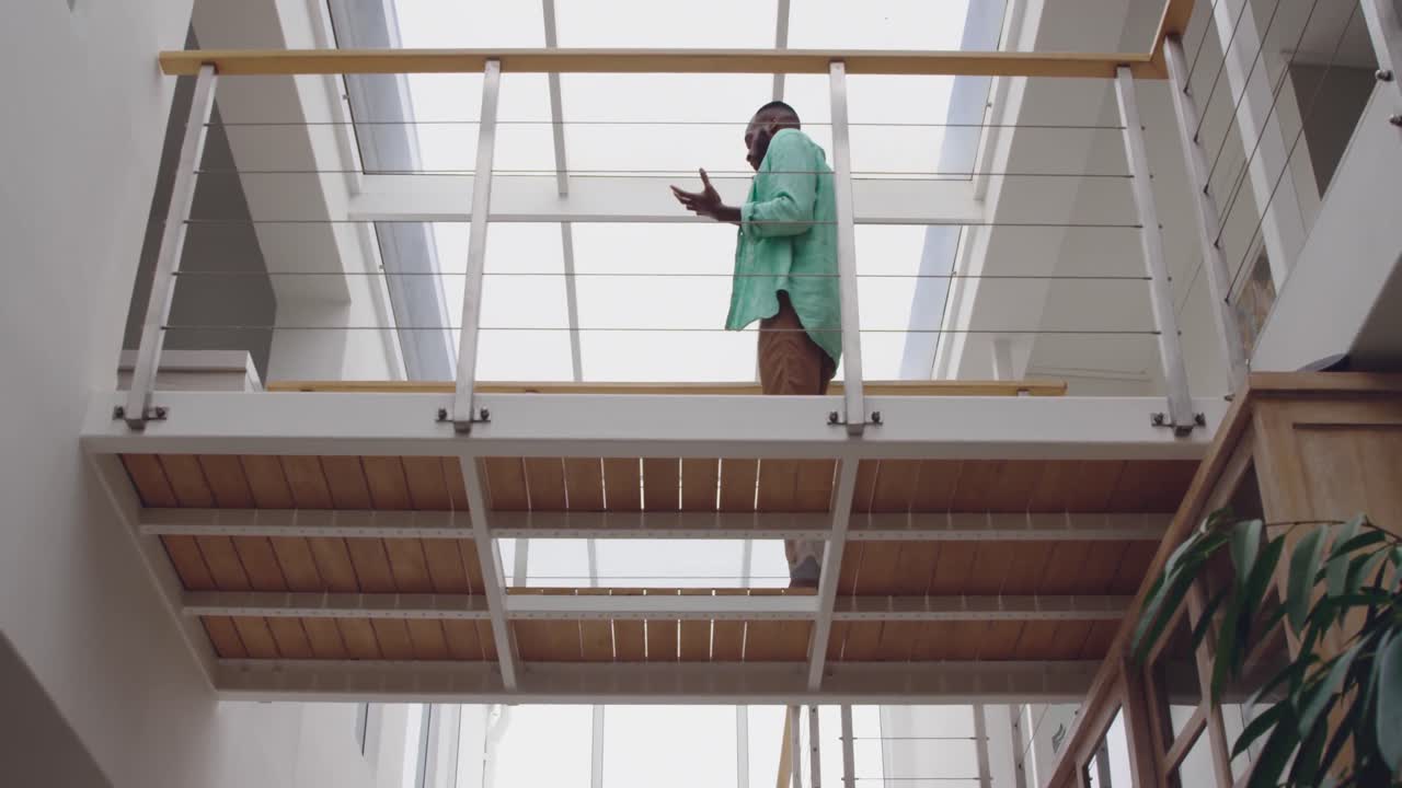 joven adulto de raza mixta disfrutando del tiempo en casa