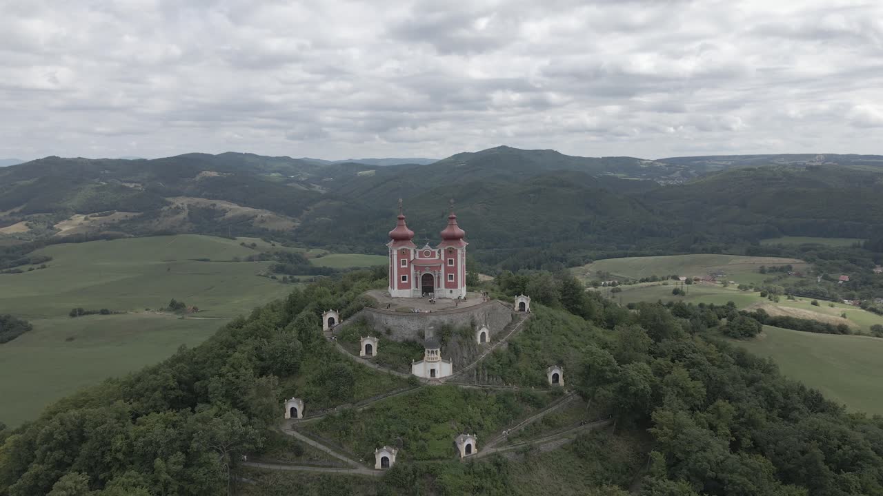 pequeña capilla en la cima de la colina rodeada de montañas en eslovaquia