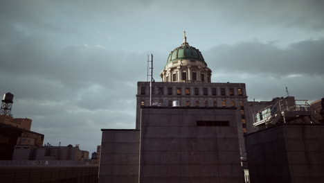 una vista de bajo ángulo de un edificio con una cúpula en la parte superior, el cielo está nublado con nubes