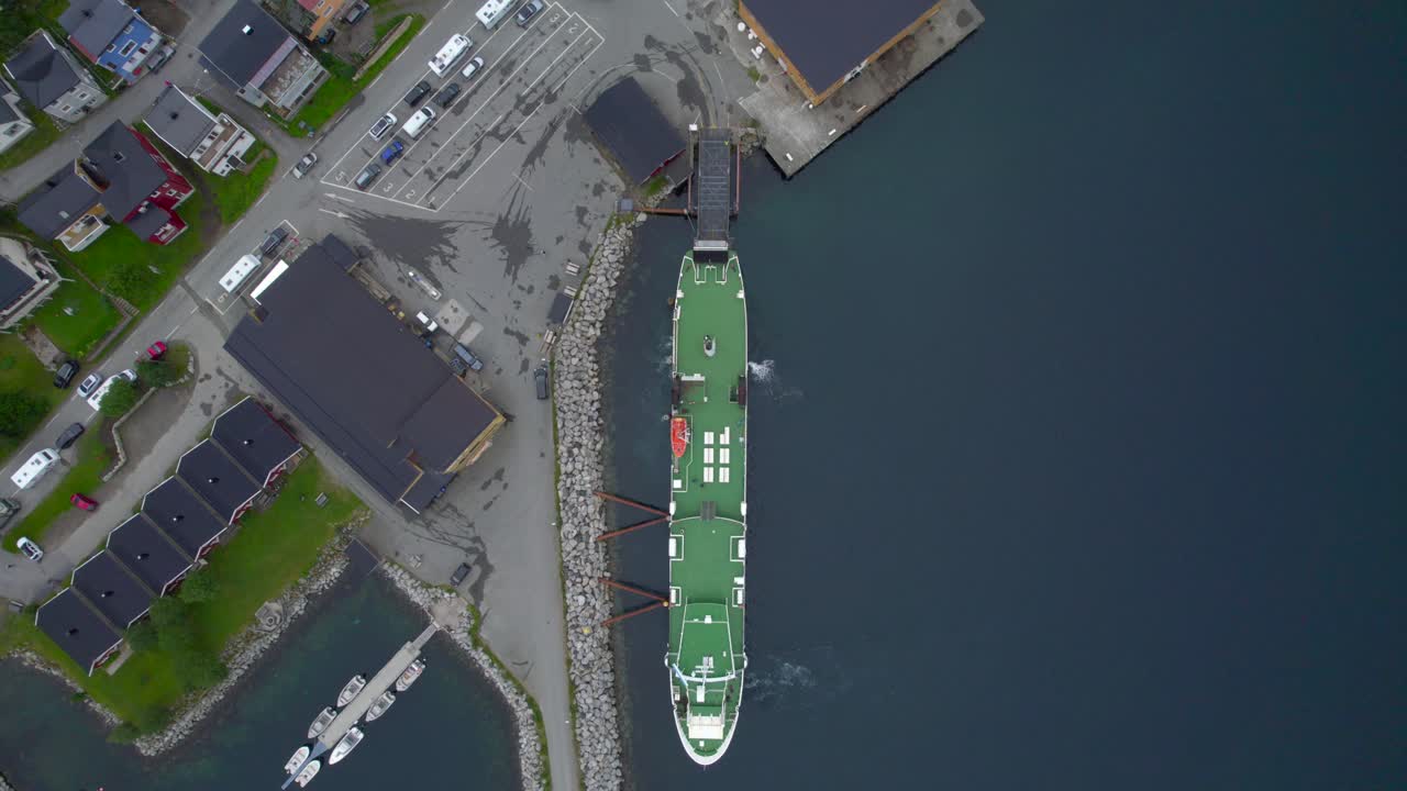coches conduciendo en el ferry en el puerto de gryllefjord durante la temporada de verano ocupado para llegar a andenes, vista de pájaros