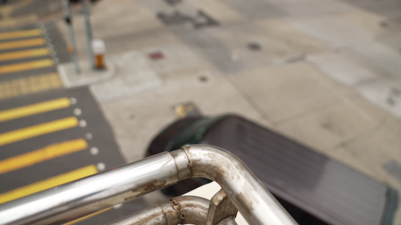 una vista cinematográfica de una carretera concurrida donde los vehículos están pasando