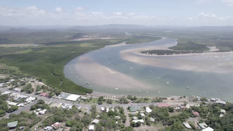 barcos en el río esfuerzo a lo largo de cooktown, queensland, australia