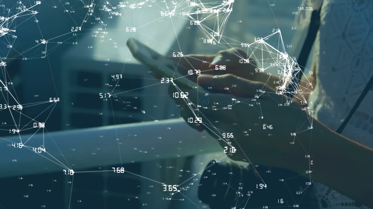 스마트 폰을 사용하는 백인 여성에 대한 연결 네트워크와 컴퓨터 회로판의 애니메이션