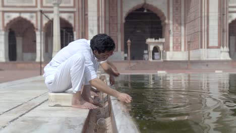 limpieza de wuzu que se hace en una mezquita por un hombre musulmán indio
