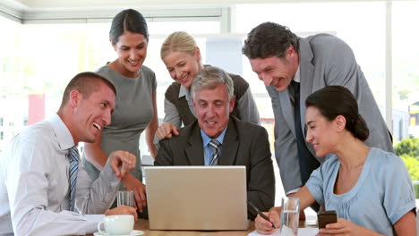 personas de negocios que trabajan en computadoras tabletas
