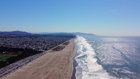 米国カリフォルニア州サンフランシスコのオーシャンビーチと素晴らしい高速道路の空撮