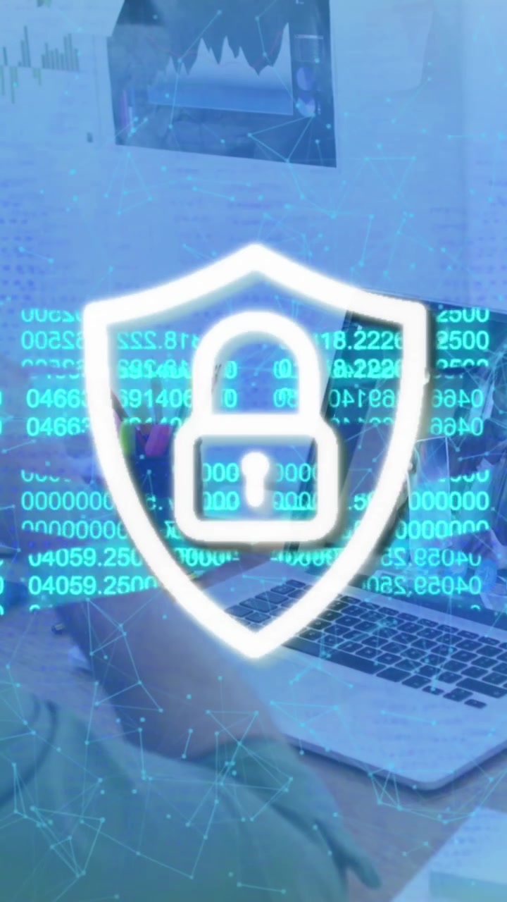 Animazione di un lucchetto e una catena di sicurezza online su un uomo caucasico che utilizza un auricolare telefonico e un laptop.