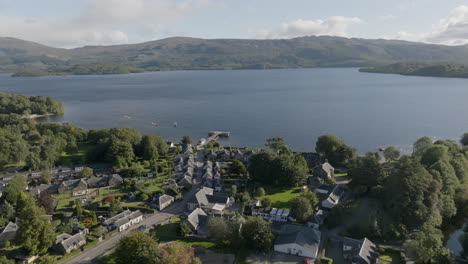 Empuje-Aéreo-Del-Pueblo-De-Luss-En-Toma-Sobre-El-Pueblo-Hacia-Loch-Lomond