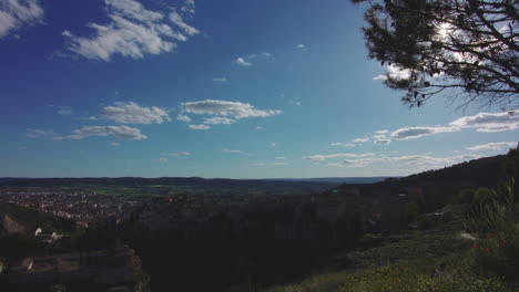 Panorama-Del-Paisaje-De-La-Ciudad-De-Cuenca-Y-Las-Casas-Colgadas-En-España