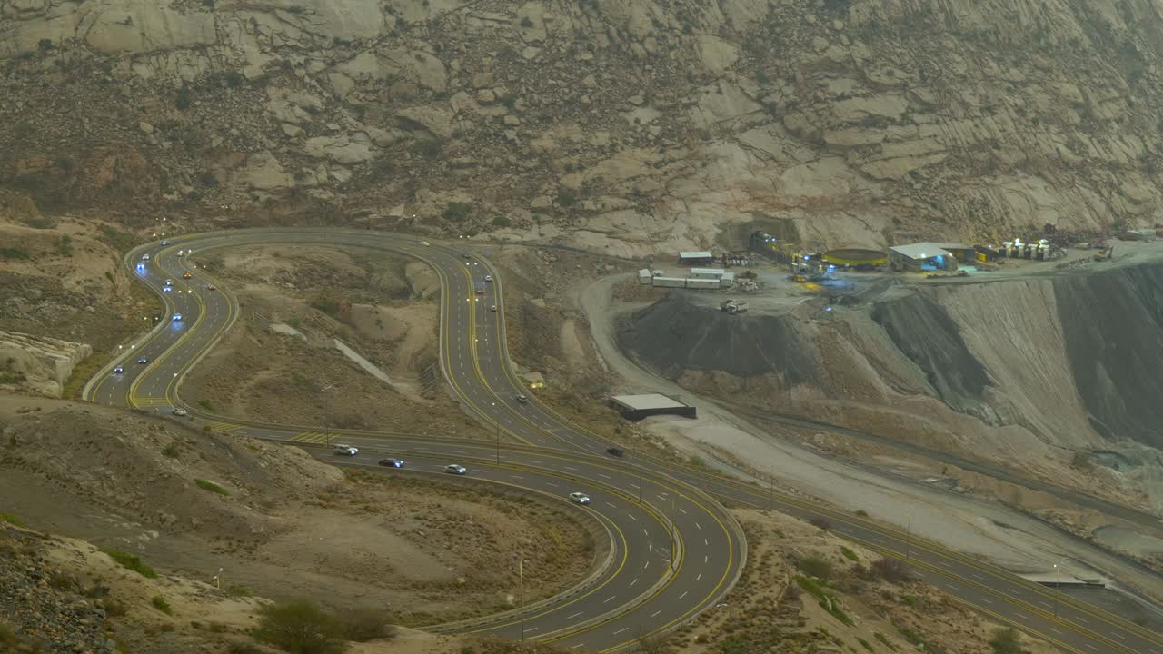 vistas del tráfico que viaja a lo largo de la carretera de zigzag en al hadah, región de taif de arabia saudí