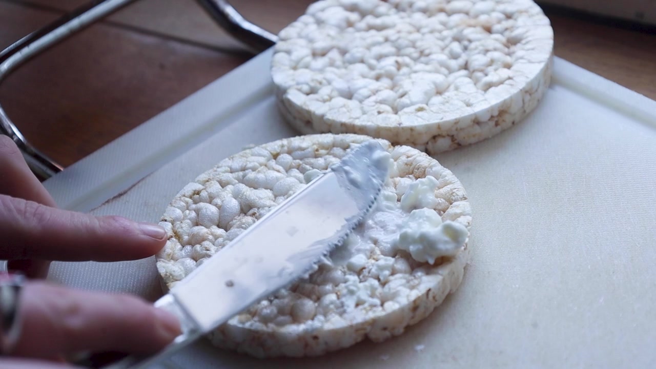 Video di preparazione di due gallette di riso.