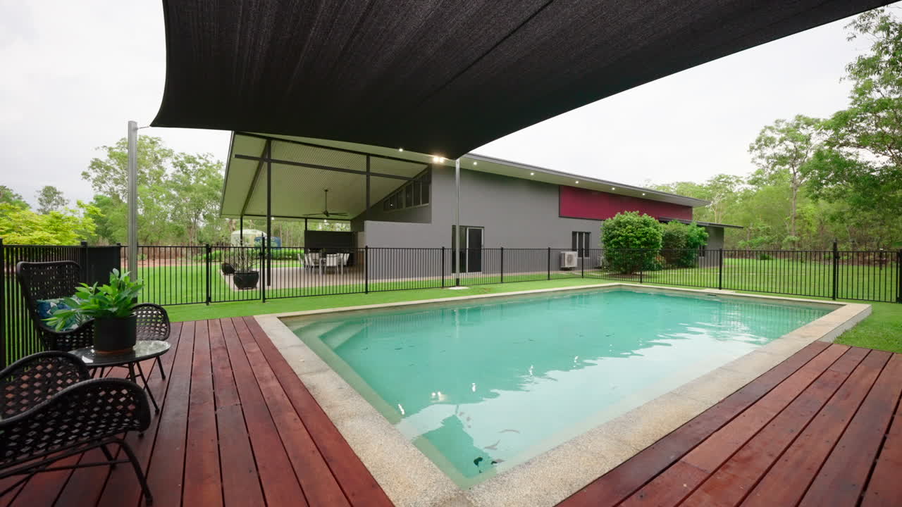 casa tropical rural moderna con una piscina rodeada por una cubierta