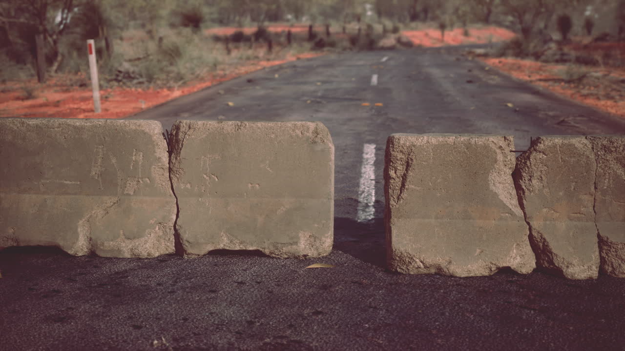 콘크리트 장벽으로 손상된 도로