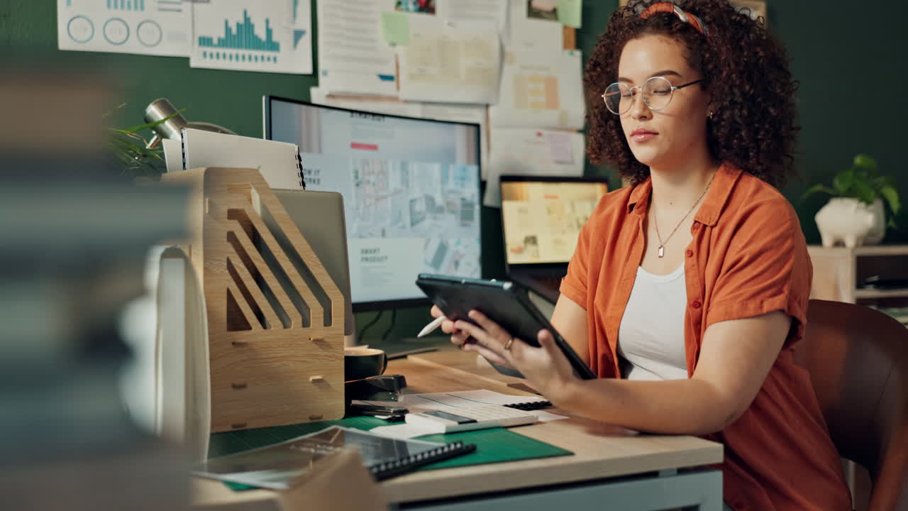 mujer trabajando en una tableta en la oficina del hogar
