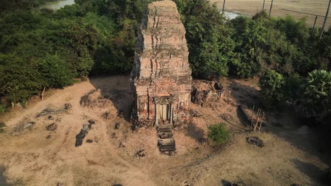 Vergessene-Tempel-Kambodscha---Trapeang-Pong-Fliegen-In-Den-Reisfeldern-Mit-Palmen-Davon