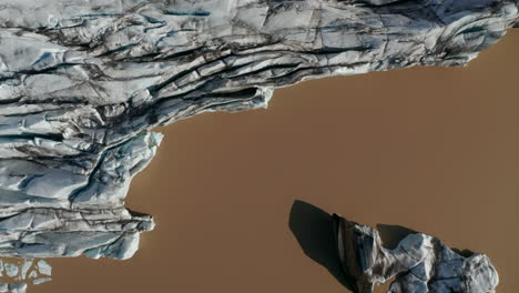 Overhead-Ansicht-Des-Breidamerkurjokull-Gletschers-Riss-Formation-Im-Schlamm-Vatnajokull-See-Nationalpark.-Umweltschutz.-Ansicht-Von-Oben-Nach-Unten-Gletscher-Muster-Eis-Und-Lagune