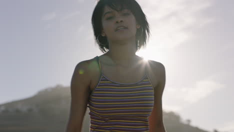 mujer bailarina joven bailarina callejera hispana en la ciudad realizando movimientos contemporáneos disfrutando de la danza freestyle urbana al atardecer de cerca