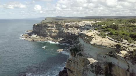 senderos para caminar más acantilados de arenisca en el parque nacional real de sydney