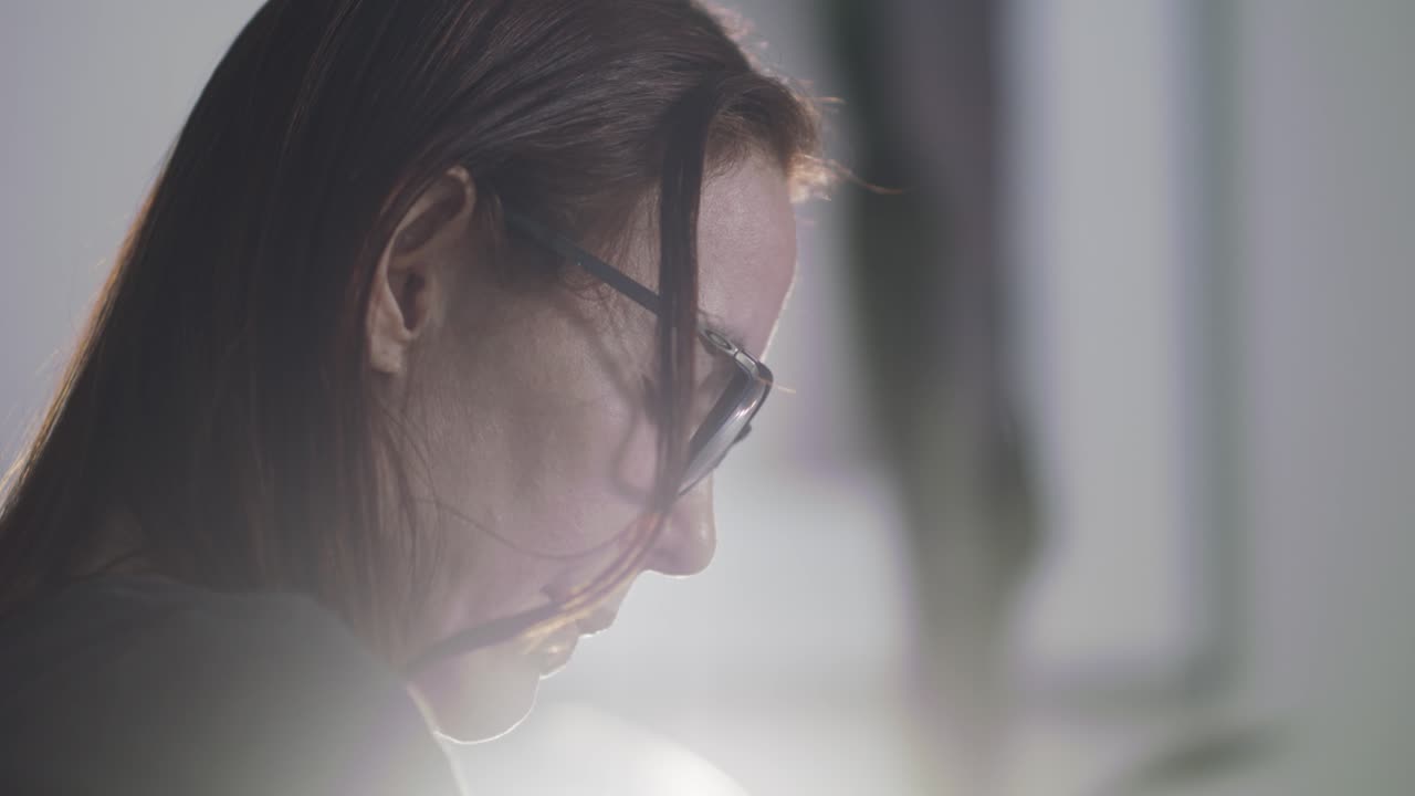 아래를 내려다 보면서 성숙한 여자의 옆모습