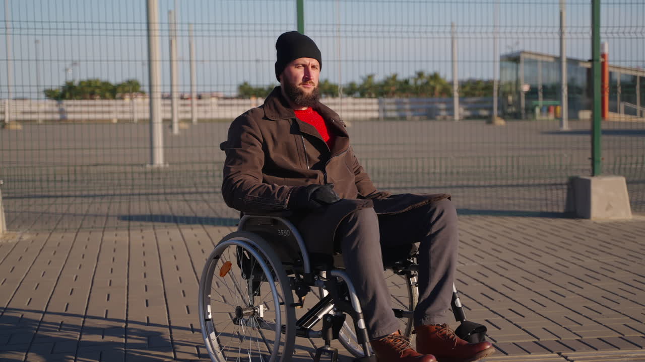 hombre en silla de ruedas al aire libre