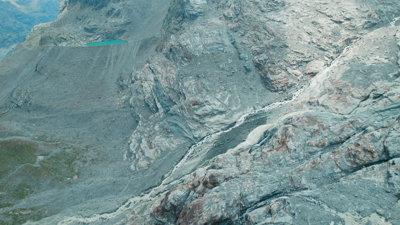 알프스의 기후 변화로 인해 아래 호수에서 녹는 빙하에서 나오는 거대한 폭포, 펠라리아 큰 폭포는 빙하 가장자리에서 내려오고, 아래 산과 호수의 위에서 아래로 바라볼 수 있습니다.