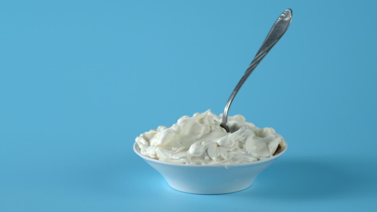 Teller mit Mascarpone-Käse dreht sich langsam auf dem Tisch