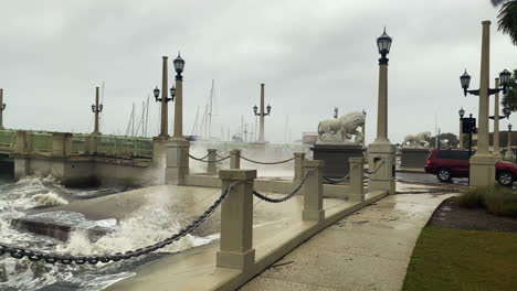 las olas del huracán nicole se estrellan contra el puente de los leones en st