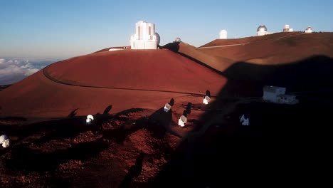 Observatorium-Und-Satellitenschüsseln-Auf-Roten-Sandhügeln-Von-Mauna-Kea,-Hawaii