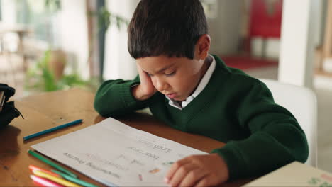 cansado, aburrido y niño haciendo la tarea