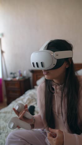 adolescente usando auriculares de realidad virtual en un dormitorio