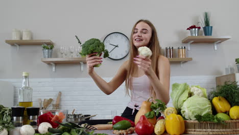 chica recomendando comer alimentos vegetales crudos. mostrando brócoli y coliflor. pérdida de peso, dieta