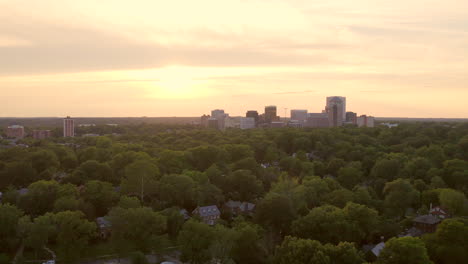 retírese del horizonte de la ciudad de clayton y de las casas en el agradable vecindario de la ciudad al atardecer