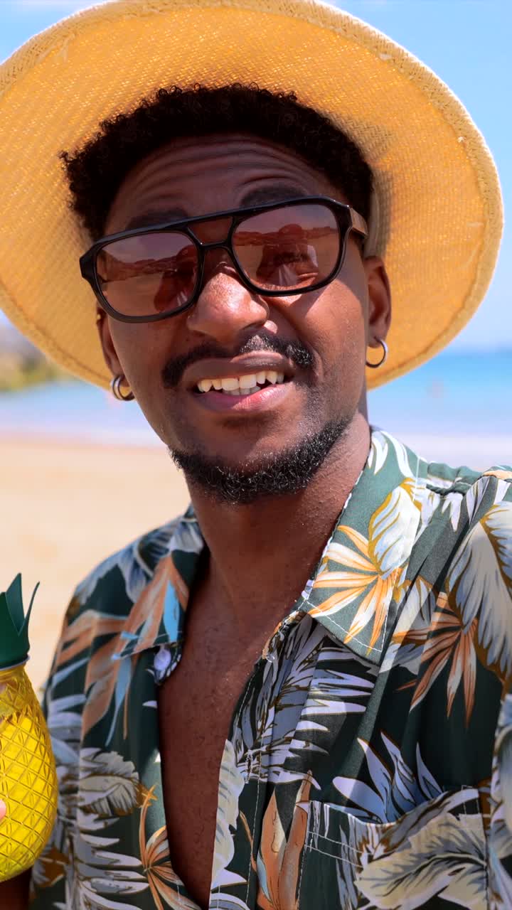 Hombre disfrutando de unas vacaciones tropicales en la playa