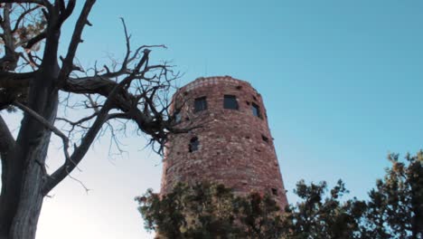 monumento en una parada en el gran cañón en arizona, ee.uu.