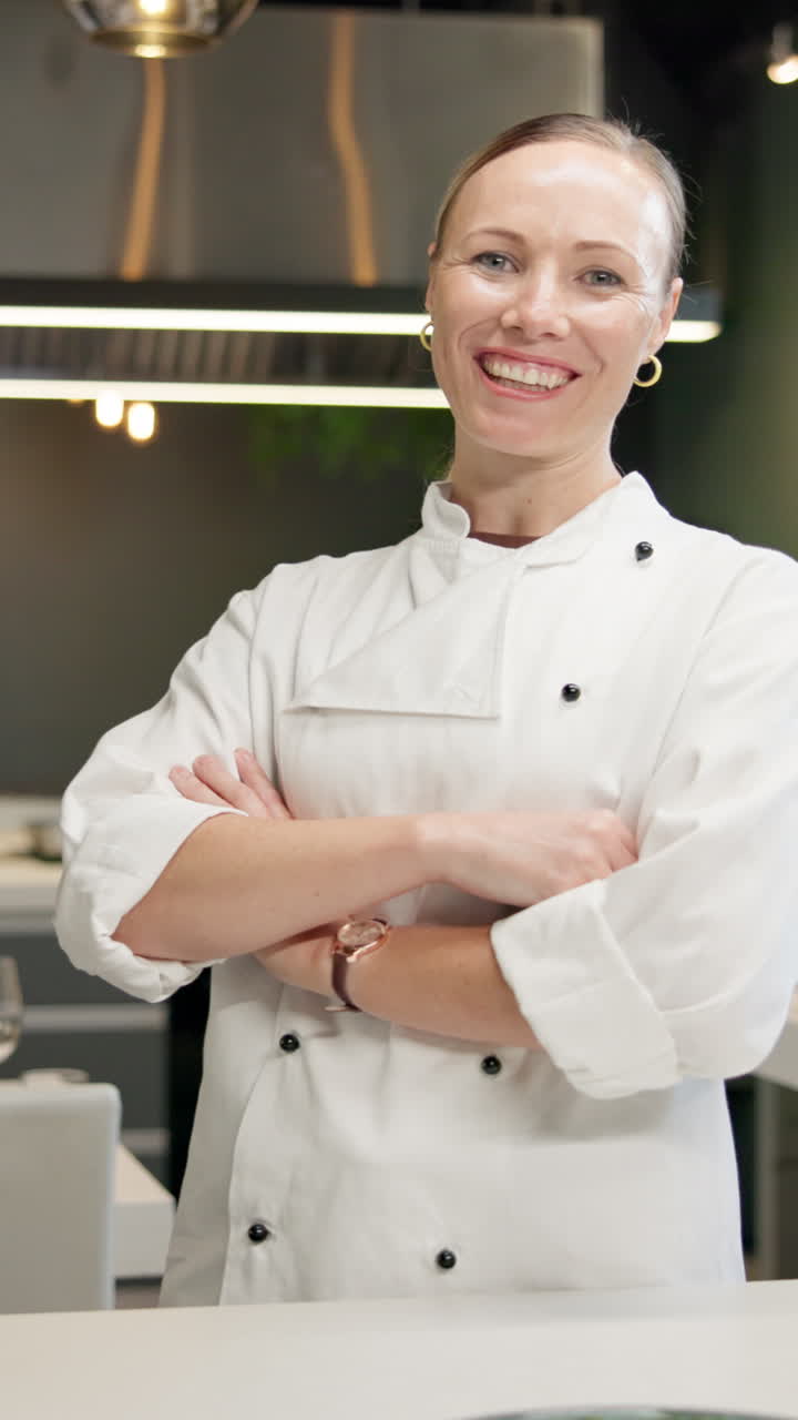 Ritratto di una chef professionista in cucina