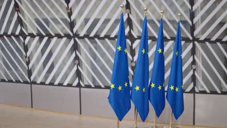 Banderas-Europeas-Dentro-Del-Edificio-Del-Consejo-De-La-Ue-Durante-La-Cumbre-Del-Consejo-Europeo-En-Bélgica,-Bruselas---Toma-Panorámica