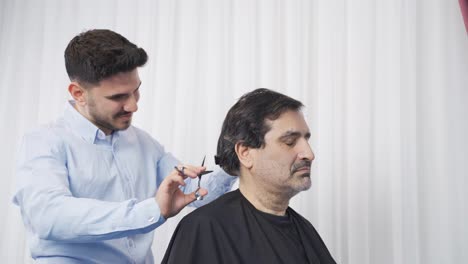 Hairdresser-provides-shaving-service-at-home.