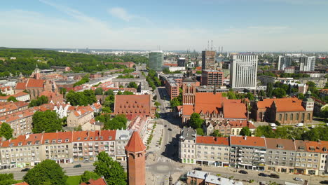 Vista-Panorámica-Del-Paisaje-Urbano-Antiguo-Con-Estructuras-Arquitectónicas-En-Gdansk,-Polonia