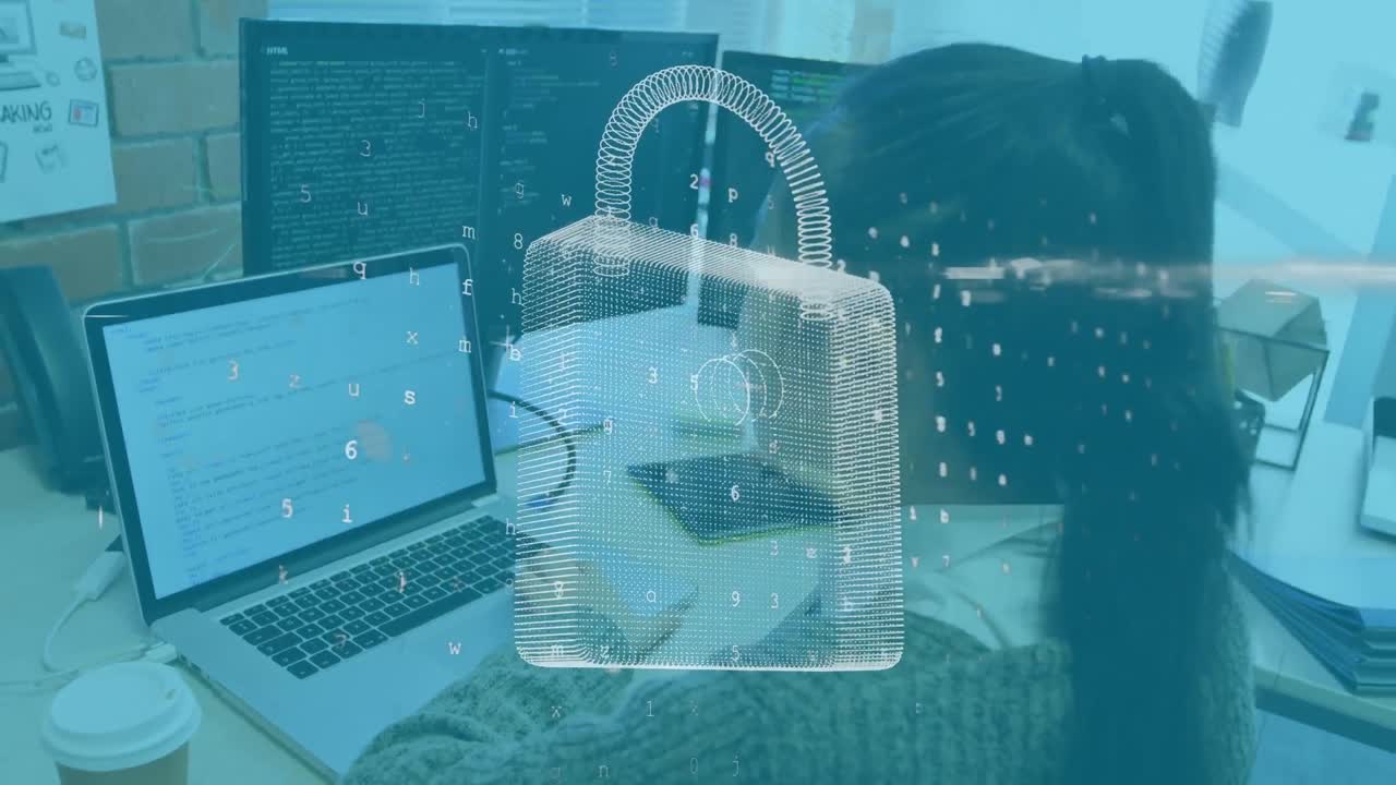 animación del candado de seguridad en línea y procesamiento de datos sobre una mujer de negocios que usa una computadora portátil