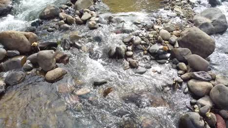 Drohnenschuss,-Nahaufnahme-Des-Flusses-Mit-Felsen