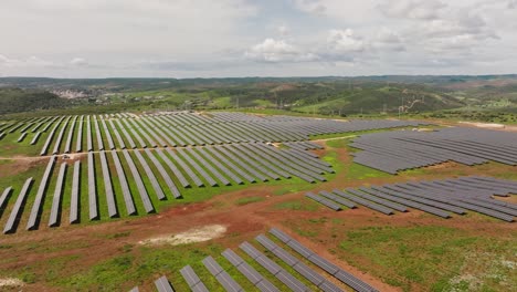 Toma-Aérea-De-Una-Granja-Solar-De-Tamaño-Mediano-En-El-Campo-Del-Sur-De-Portugal,-Concepto-De-Sostenibilidad-E-Independencia-Energética