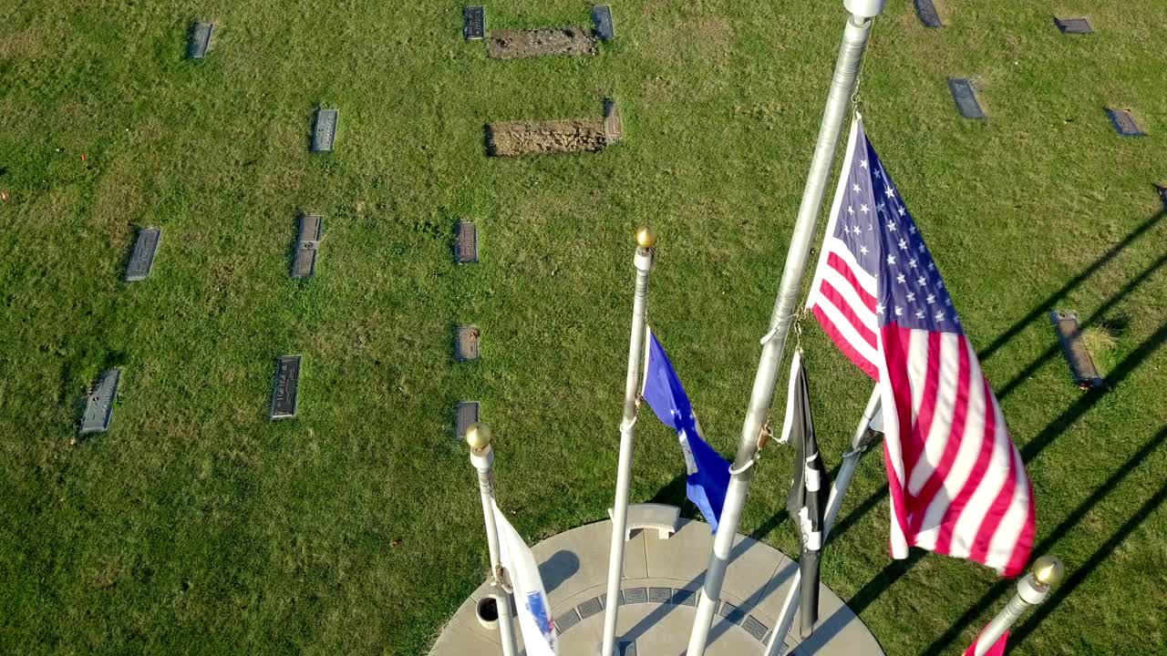 기념관이 내려다보이는 아름다운 가을 오후