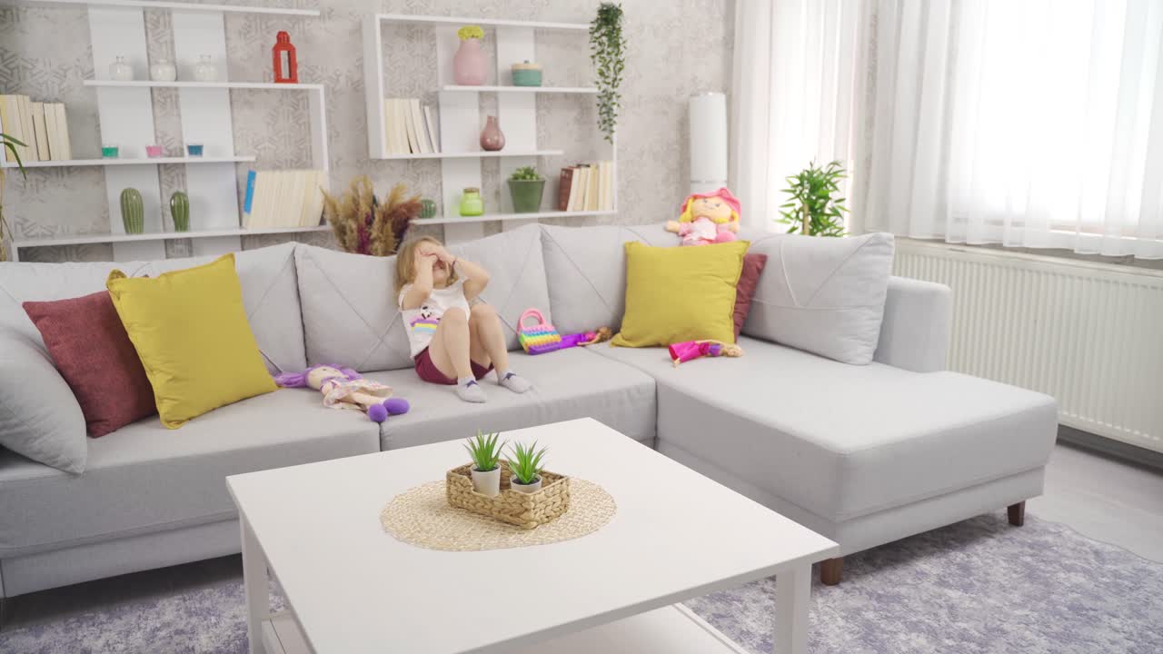 la niña está jugando a las escondidas con su madre.