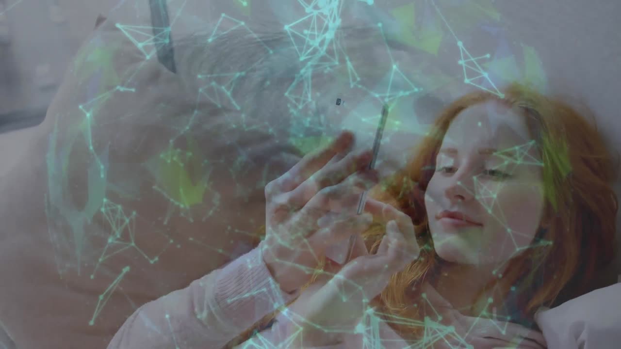 animación de formas en movimiento sobre una mujer de negocios caucásica usando un teléfono inteligente