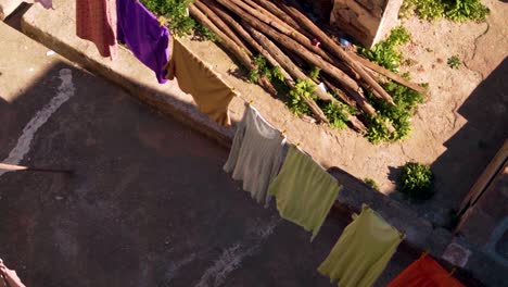 terraza de una casa vieja con lino extendido en el techo en la kasbah de argel