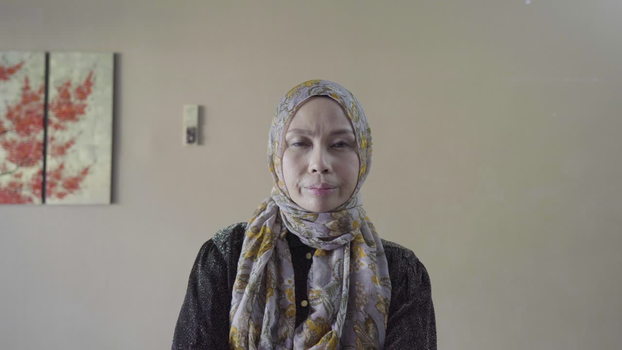 Muslimsk kvinde ser let skuffet ind i kameraet